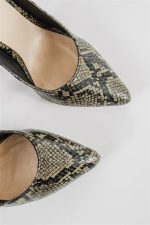 ⁦حذاء بكعب عال من الجلد باللون الزيتي والاسود من shoes&more⁩ - الصورة ⁦3⁩
