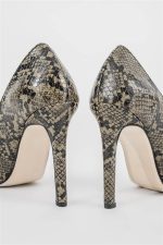 ⁦حذاء بكعب عال من الجلد باللون الزيتي والاسود من shoes&more⁩ - الصورة ⁦2⁩