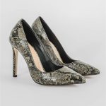 حذاء بكعب عال من الجلد باللون الزيتي والاسود من shoes&more