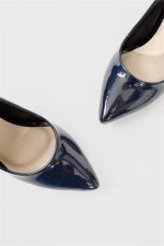 ⁦حذاء بكعب عال من الجلد اللامع باللون الكحلي من shoes&more⁩ - الصورة ⁦3⁩