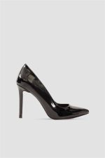 حذاء بكعب عالي من الجلد الأسود اللامع من shoes&more