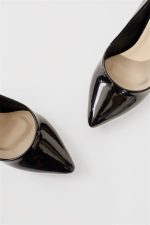 ⁦حذاء بكعب عالي من الجلد الأسود اللامع من shoes&more⁩ - الصورة ⁦4⁩