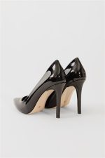 ⁦حذاء بكعب عالي من الجلد الأسود اللامع من shoes&more⁩ - الصورة ⁦3⁩