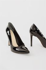 ⁦حذاء بكعب عالي من الجلد الأسود اللامع من shoes&more⁩ - الصورة ⁦2⁩