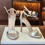 صندل نسائي عالي باللون الفضي.