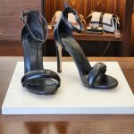 صندل نسائي عالي باللون الاسود.