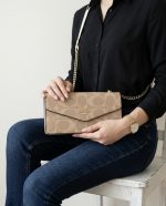 ⁦حقيبة نسائية Coach⁩ - الصورة ⁦2⁩