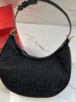 ⁦حقيبة نسائية Fendi⁩ - الصورة ⁦3⁩